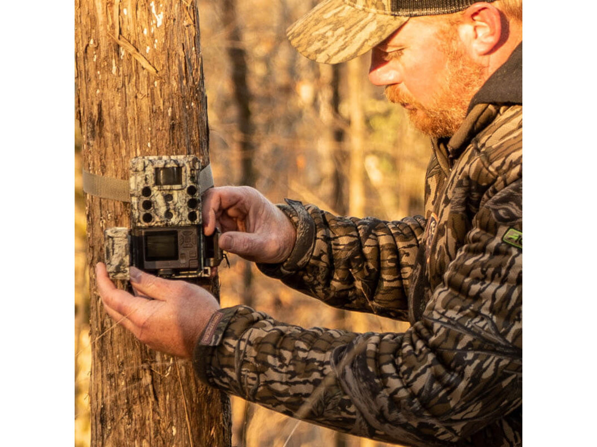 Bushnell Core DS-4K No Glow Trail Camera Camo 119987C